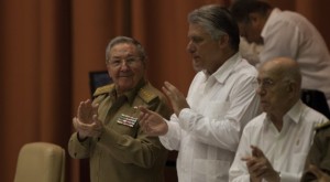 Raúl Castro asiste a la sesión plenaria de la Asamblea Nacional. A su lado, el Primer Vicepresidente, Miguel Díaz Canel (centro), y el Vicepresidente José Ramón Machado Ventura. Foto: Ismael Francisco/ Cubadebate
