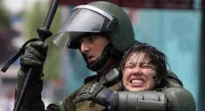 Foto tomada del portal Cosecha Roja: Chile: Informe estatal alerta sobre el abuso sexual en la represión policial.